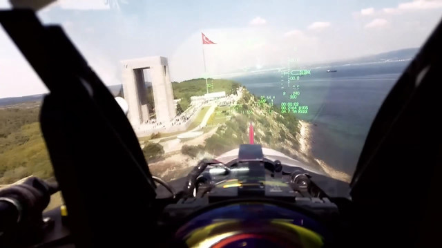 Türk Yıldızları Çanakkale Abidesi'ni selamladı