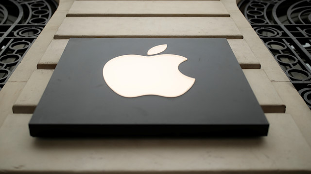 Apple Store mağazası dışındaki Apple logosu.