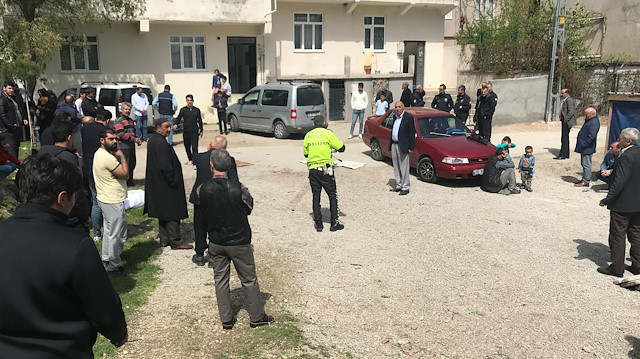 1 yaşındaki çocuğu ezen araç ve çevresine toplanan insanlar.