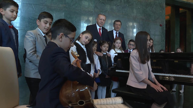 Beştepe'deki çocuk Cumhurbaşkanı bağlama çaldı