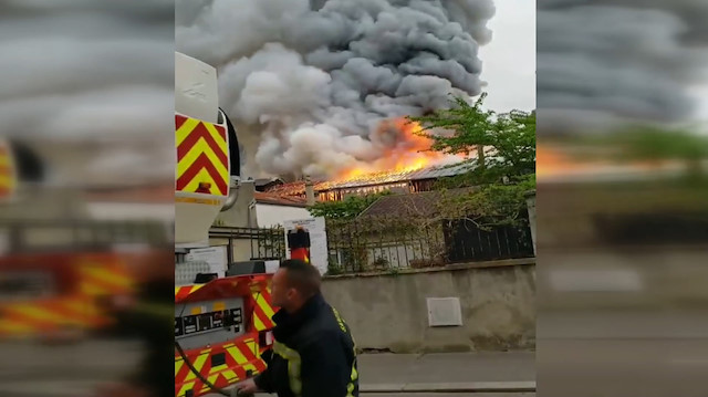 Paris'te korkutan yangın