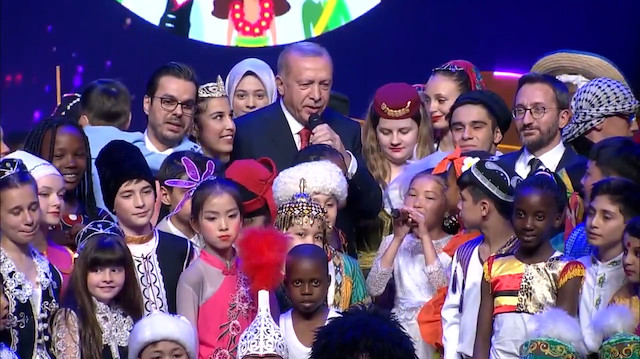 Cumhurbaşkanı Erdoğan çocuklarla düet yaptı