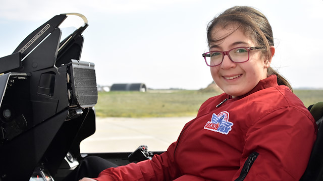 23 Nisan'da çocuklar HÜRKUŞ, ANKA ve Atak gibi hava araçlarını yerinde inceledi ve pilot kabinine girdi.