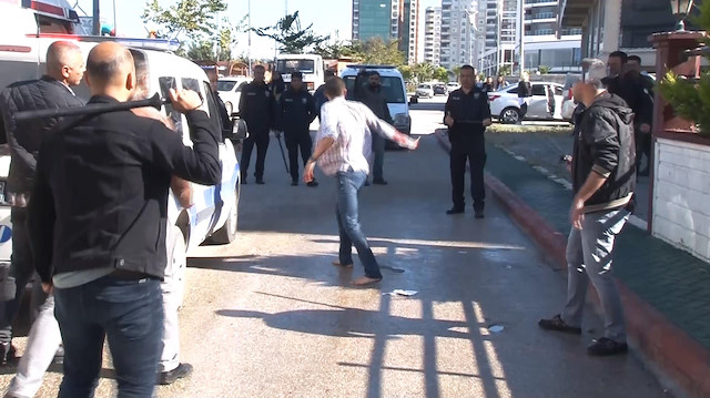Polise bıçakla saldıran gence tazyikli suyla müdahale