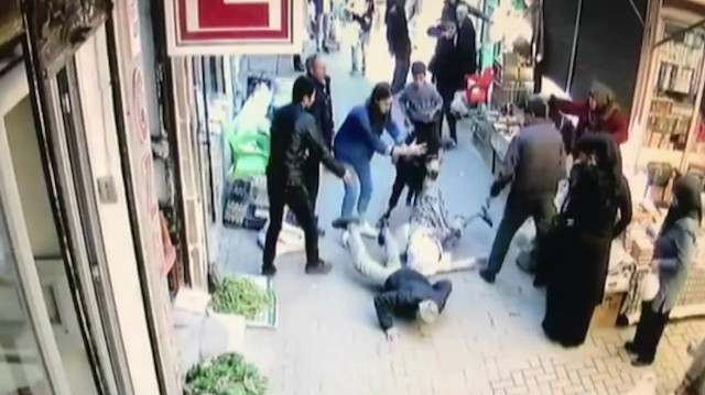Eşekle pazar yerine giren çocuklar yaşlı kadını yere düşürdü