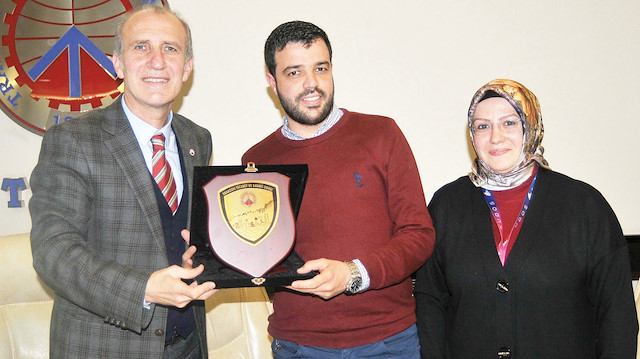 Toplantı sonrasında Deniz Gencer ile Mounir Derrar’a oda plaketi sunuldu.
