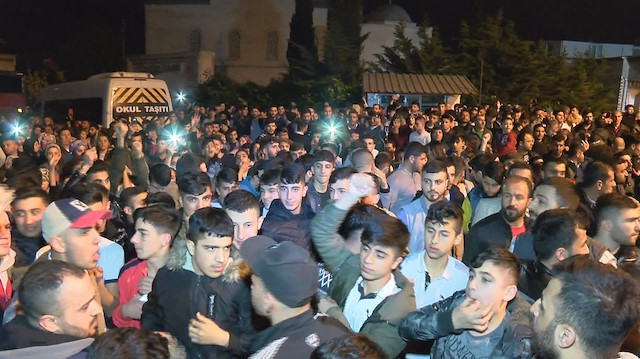 Olayın duyulmasının ardından mahalleli karakol önünde toplandı.