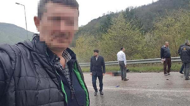 Kaza sonrası olay yerinde selfie çeken adam.