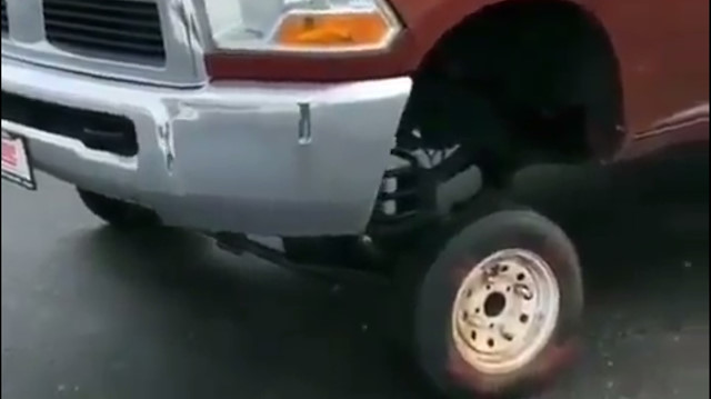 Pick-Up’a otomobil lastiği taktı