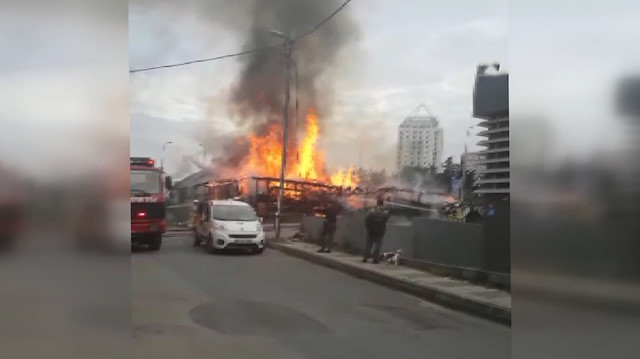 Ataşehir'de kereste deposu alev alev yandı