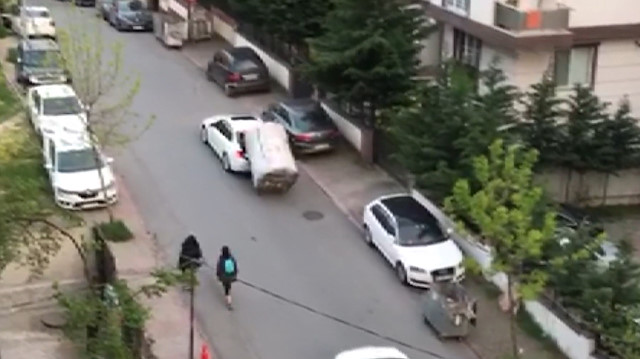 Yokuşta zorlanan kağıt toplayıcı çocuğa aracıyla yardım etti