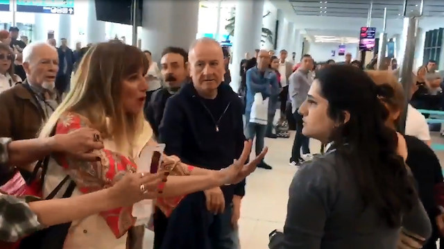 Funda Esenç (sarı saçlı) isimli kadının havalimanı personeline hakaretler ettiği anlar cep telefonu kamerası ile kaydedildi.