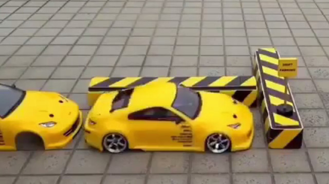 Uzaktan kumandalı araba ile drift yaptı