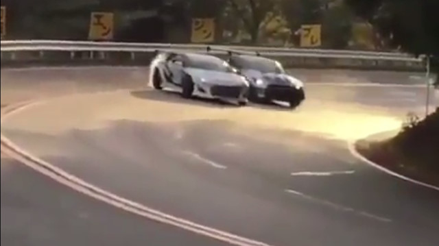 İki drift pilotundan efsane hareket