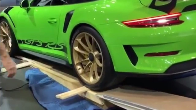 Porsche 911 GT3ü takozun üzerinden düşürdü