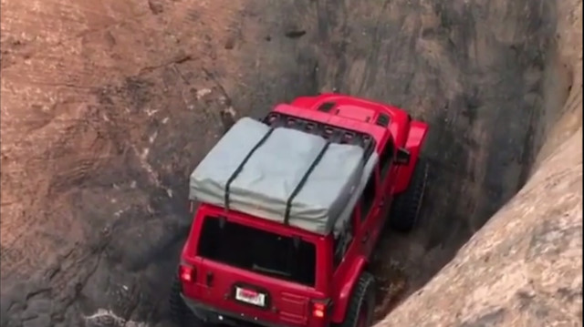 Off road pilotunun girdiği çukur korkuttu