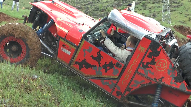 İçişleri Bakanı Soylu off road aracı kullandı