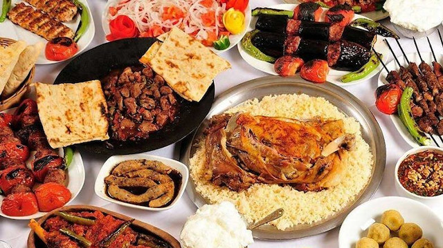 İftar sofralarında aşırı ve hızlı yemek tüketilmemeli