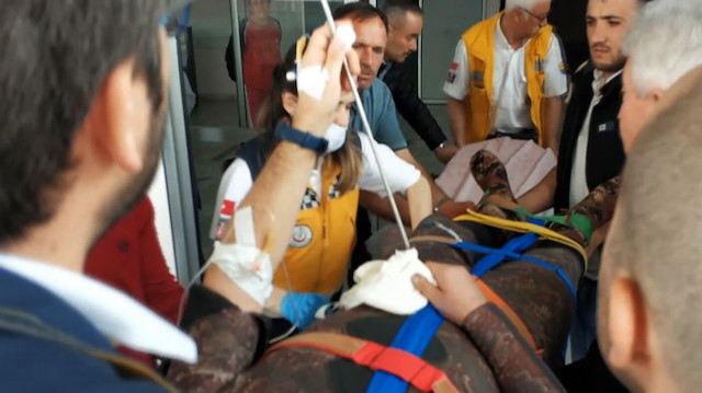 Karnına saplanan zıpkınla hastaneye kaldırıldı