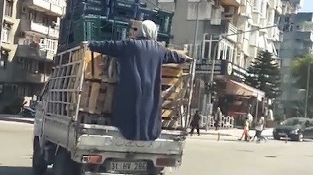 Pazar kasalarına kendini siper eden kadın şoke etti