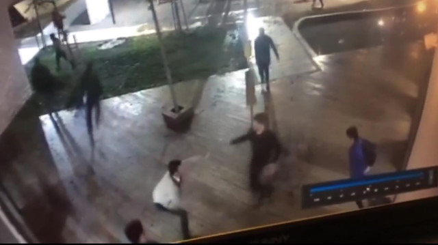 Oğluyla kavga eden genci silahla yaraladı
