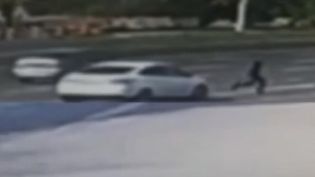 Aracıyla polisi şehit etmeden önce yayaya böyle çarptı