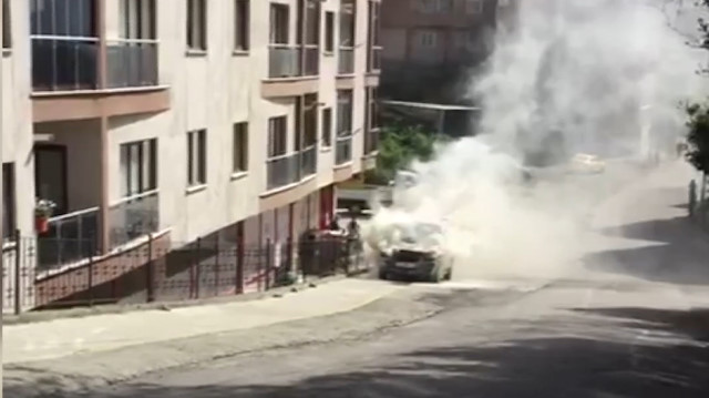 Park halindeki araç alev alev yandı