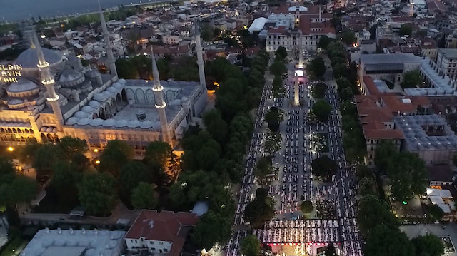 On binler iftar için Sultan Ahmette buluştu