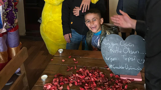 Okul harçlığı için simit satan Taylana doğum günü sürprizi