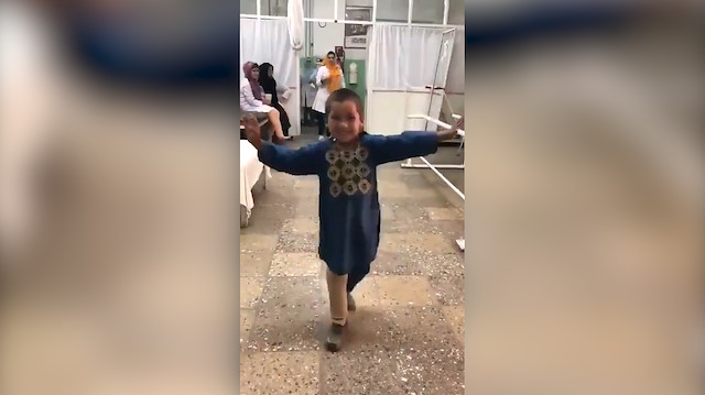 Protez bacağa kavuşan çocuğun mutluluk dansı