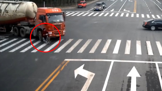 Kadın motosikletlinin TIRın altından mucize kurtuluşu kamerada