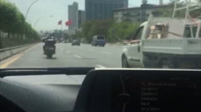 Seyir halinde sopayla motosikletliye saldırdı