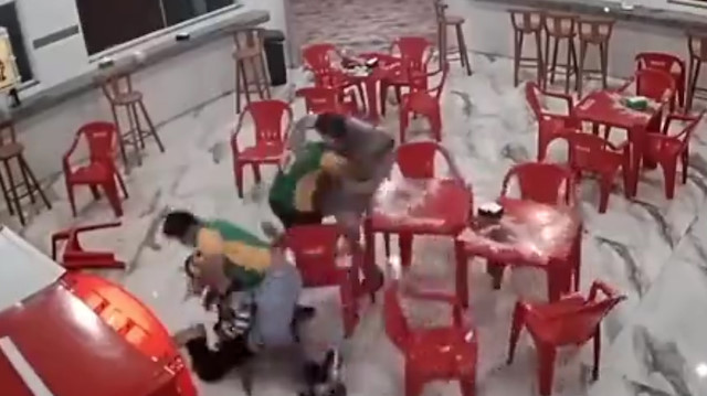 Soygun için geldikleri kafede bir kamyon dayak yediler