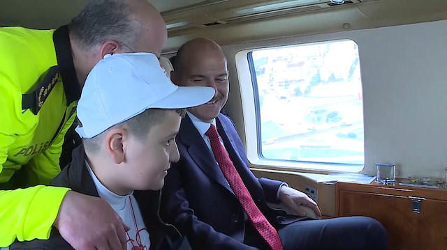 Bakan Soylu, çocuklarla birlikte helikopterle trafik denetimine katıldı