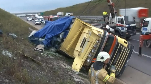 Kuzey Marmara Otoyolunda TIR devrildi