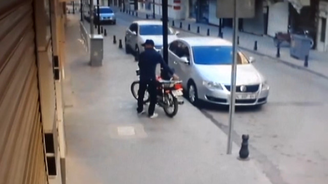 Motosiklet hırsızlığı anbean güvenlik kamerasına yansıdı