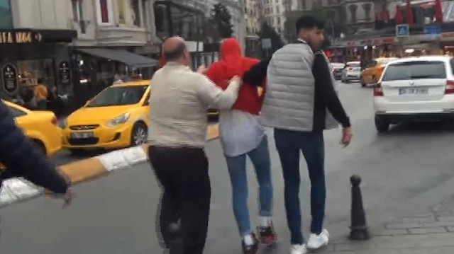 Taksimde bulduğu oğlunu zorla arabaya bindirdi