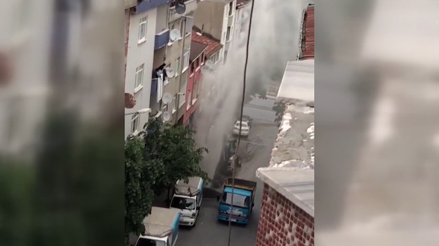 Patlayan borudaki su metrelerce yükseğe fışkırdı