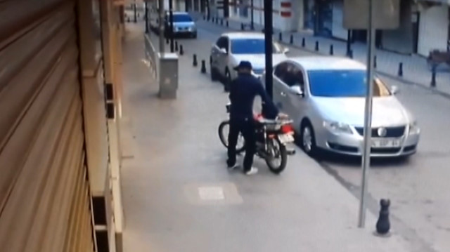 Motosiklet hırsızlığı kamerada