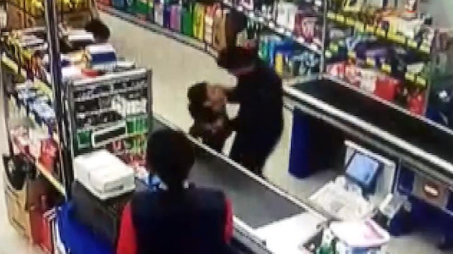 Soru soran çocuğu darp eden kadın kamerada
