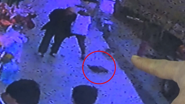 3. kattan düşen saksıdan saniyeyle kurtuldu