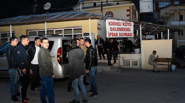 Yolda kalanlar için 14 yıldır iftar sofrası kuruyorlar