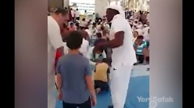 Medinede bir adam herkesi iftar sofrasına davet ediyor