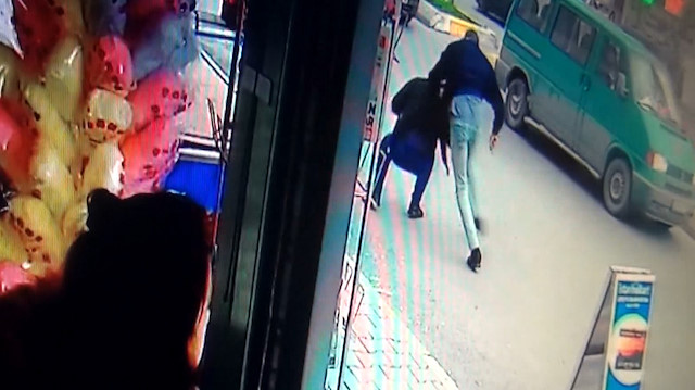 Tartıştığı yayaya aracından inerek muştayla saldırdı!