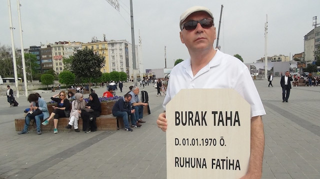 Kendi mezar taşını yaptırıp Taksimde dolaştı