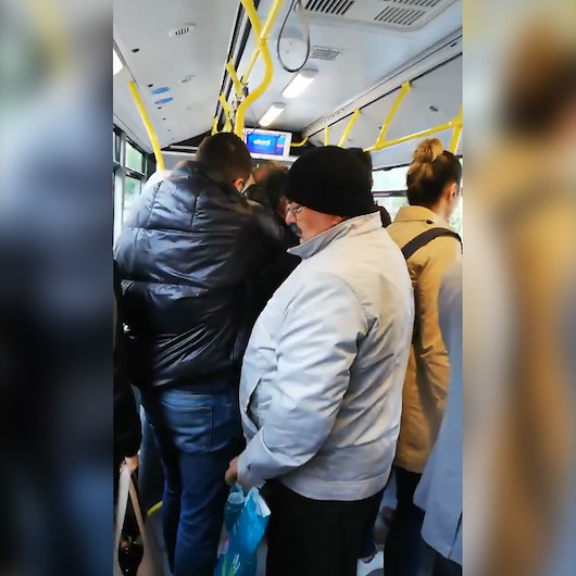 Kendisine yer vermeyen gence tokat atan adama tepki