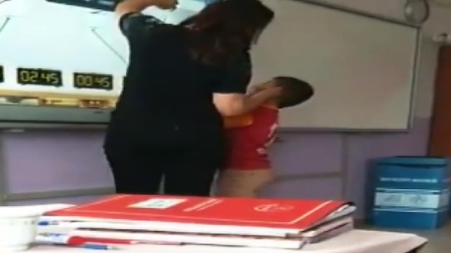 Sorduğu soruyu bilemeyince öğrencisini tokatladı