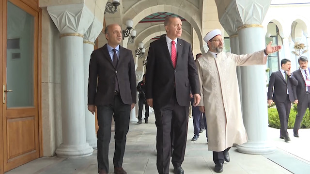 Cumhurbaşkanı Erdoğan Kuzey Yıldızı Camisini gezdi