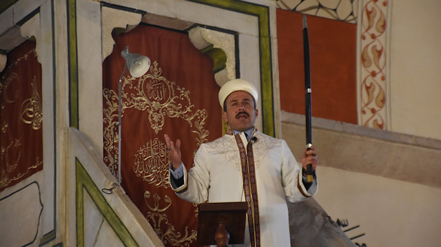 Kılıçla hutbe geleneği Eski Camide devam ediyor