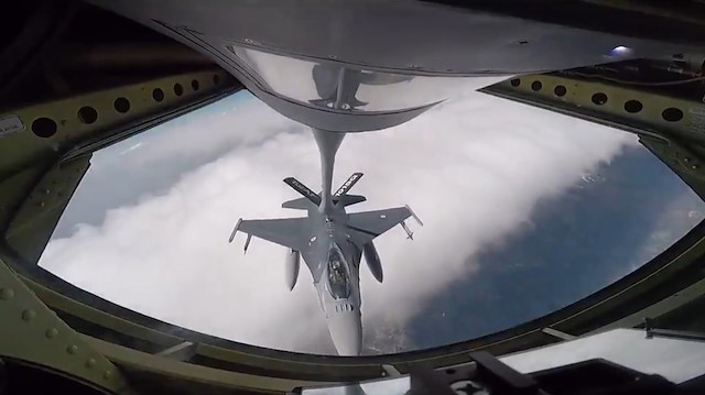 MSB F-16lara havada yakıt ikmali görüntülerini paylaştı